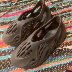 Yeezy Foamrunners size 6